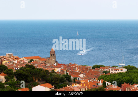 Die Kirche Eglise Notre Dame des Anges, unserer lieben Frau von den Engeln. Mit seiner emblematischen Kirchturm. Collioure. Roussillon. Dorf Dach tops mit Fliesen... Frankreich. Europa. Stockfoto