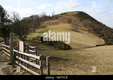 Wanderweg und Zeichen zu Castell Dinas Bran, in der Nähe von Llangollen, Denbighshire, Wales Stockfoto