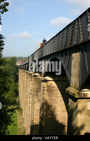 Kanalboot überschreiten Froncysyllte Aquaduct, Denbighshire, Wales Stockfoto