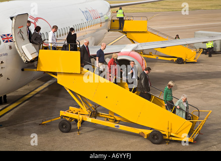 Passagiere aussteigen aus BMI Baby Flugzeug Cardiff Flughafen Wales UK Stockfoto