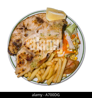 Gegrillter Schwertfischsteak mit Pommes Frites und Salat auf weißem Hintergrund Spanien Stockfoto