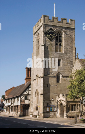 Mittelalterlichen Tudor Guildhall und Kirche des Heiligen Johannes der Täufer Hautpstraße Henley in Arden Warwickshire Midlands England Einheit Stockfoto