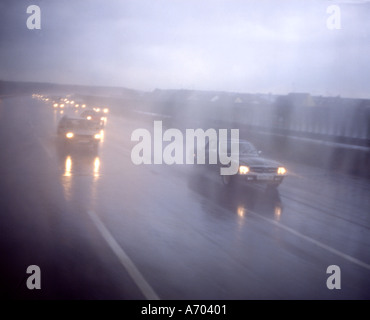 Straße mit Autos in schlechtem Wetter Bedingungen fahren Stockfoto