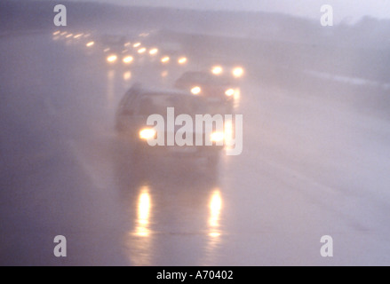 Straße mit Autos in schlechtem Wetter Bedingungen fahren Stockfoto