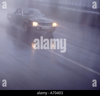 Straße mit Autos in schlechtem Wetter Bedingungen fahren Stockfoto