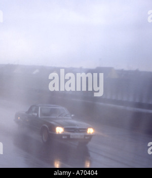 Straße mit Autos in schlechtem Wetter Bedingungen fahren Stockfoto