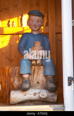 Astrid Lindgrens schelmischen Emil sitzt in der Zimmerei Hütte schnitzen Holzfiguren als Buße. Lonneberga Smaland Region. Stockfoto