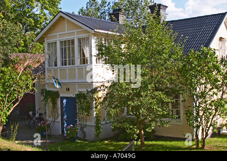 Ein typisches Holzhaus in Vimmerby mit Glas verkleidet Veranden. Vimmerby Stadt Smaland Region. Schweden, Europa. Stockfoto