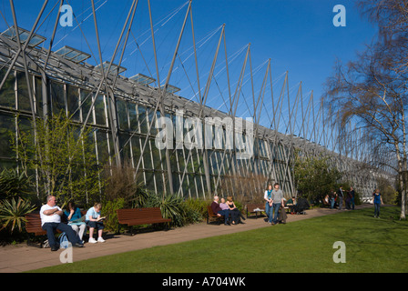 Edinburgh Botanic Gardens Scotland UK Menschen genießen eary Frühling Sonnenschein draußen Gewächshäuser Stockfoto