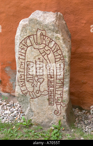 Runenstein vor der Kathedrale aus dem 11. Jahrhundert. Die Stein wurde von Tyke als Denkmal nach dem Tod des Gu aufgestellt Stockfoto
