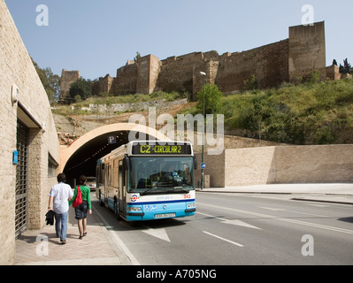 Linienbus mit neuen Straßentunnel getrieben unterhalb der Alcazaba Malaga Spanien Stockfoto