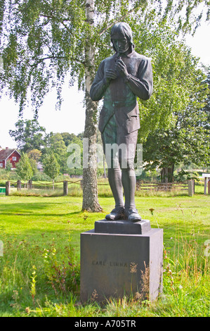 Eine Statue von Carl Linnaeus hält einen Vogel von Gerda Nietzsches stehend in den Kirchhof von Stenbrohult mit Carl von Linné Vater war Priester. Smaland Region. Schweden, Europa. Stockfoto