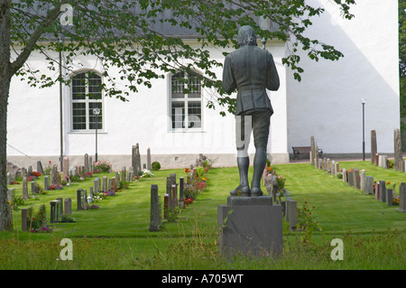 Eine Statue von Carl Linnaeus hält einen Vogel von Gerda Nietzsches stehend in den Kirchhof von Stenbrohult mit Linné Vater w Stockfoto
