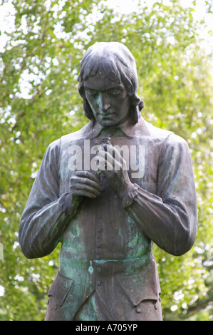Eine Statue von Carl Linnaeus hält einen Vogel von Gerda Nietzsches stehend in den Kirchhof von Stenbrohult mit Linné Vater w Stockfoto