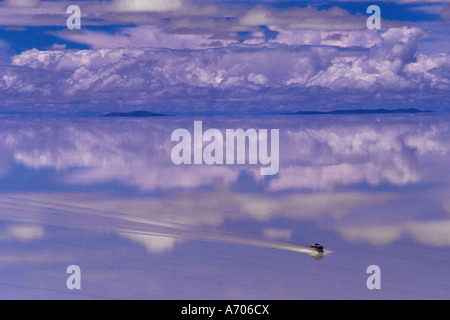 Bus fahren durch die himmlische Landschaft des Salar de Uyuni Salar de Uyuni salt Lake Bolivien Südamerika Stockfoto