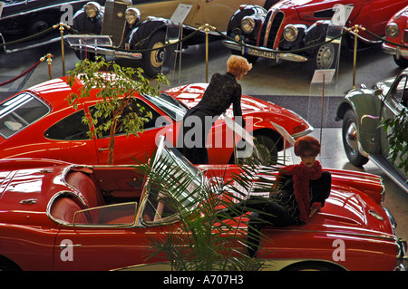 Roten Sportwagen mit Dummies im Oldtimer-Museum, Dortmund, NRW, Nordrhein-Westfalen, Deutschland Stockfoto