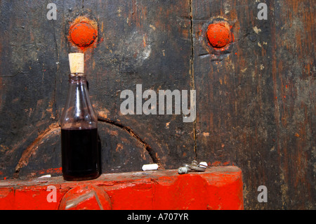 Château Pech-Latt. In der Nähe von Ribaute. Les Corbieres. Languedoc. Hölzerne Gär- und Lagertanks. Beispiele für Kontrolle und Referenz. Frankreich. Europa. Flasche. Stockfoto