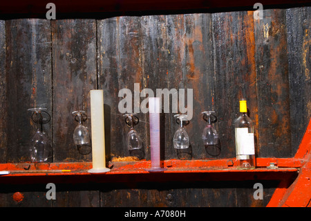 Château Pech-Latt. In der Nähe von Ribaute. Les Corbieres. Languedoc. Hölzerne Gär- und Lagertanks. Messzylinder. Frankreich. Europa. Flasche. Glas Wein. Stockfoto