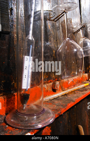 Château Pech-Latt. In der Nähe von Ribaute. Les Corbieres. Languedoc. Hölzerne Gär- und Lagertanks. Messzylinder. Alkohol Densimeter Hydrometer Alkoholmeter. Frankreich. Europa. Flasche. Glas Wein. Stockfoto