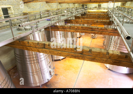 Château Grand Moulin. In Lezignan Corbieres. Les Corbieres. Languedoc. Edelstahl Gär- und Lagertanks. Frankreich. Europa. Stockfoto