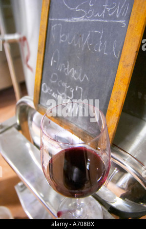 Mourvèdre. Château Grand Moulin. In Lezignan Corbieres. Les Corbieres. Languedoc. Melden Sie sich am Tank. Edelstahl Gär- und Lagertanks. Frankreich. Europa. Glas Wein. Stockfoto