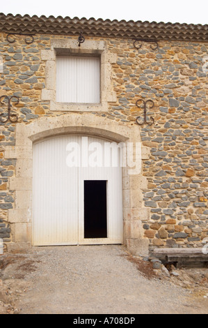 Château Grand Moulin. In Lezignan Corbieres. Les Corbieres. Languedoc. Eine Tür. Frankreich. Europa. Stockfoto