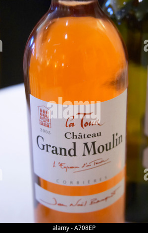 La Tour Rose Grand Moulin. Château Grand Moulin. In Lezignan Corbieres. Les Corbieres. Languedoc. Frankreich. Europa. Flasche. Stockfoto