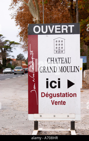 Es ist offen, Weinprobe, Vertrieb, Werbeschild Grand Chateau Moulin. In Lezignan Corbieres. Les Corbieres. Languedoc. Frankreich. Europa. Stockfoto