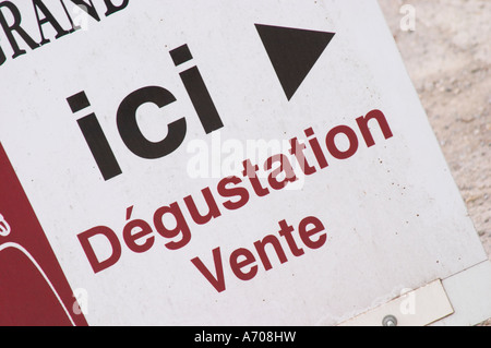 Es ist offen, Weinprobe, Vertrieb, Werbeschild Grand Chateau Moulin. In Lezignan Corbieres. Les Corbieres. Languedoc. Frankreich. Europa. Stockfoto