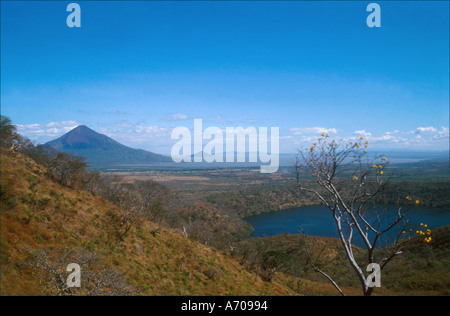 Ansicht des Vulkan Momotombo und Momotombito auf Lake Managua Nicaragua Stockfoto