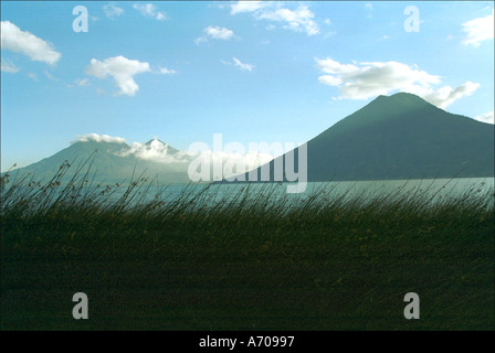 Blick auf Lake Atitlan in Richtung Vulkan San Pedro von La Casa del Mundo Stockfoto