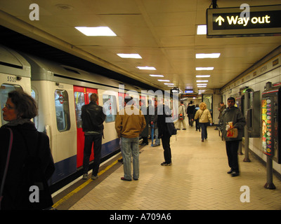 Circle Line Stadt Pendler Untergrund trainieren Victoria Station-England-London-Großbritannien Stockfoto