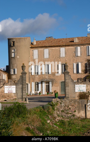 Schloss Villerambert-Julien in der Nähe von Caunes-Minervois. Minervois. Languedoc. Das Tor. Frankreich. Europa. Stockfoto