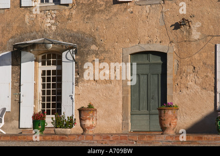 Schloss Villerambert-Julien in der Nähe von Caunes-Minervois. Minervois. Languedoc. Eine Tür. Frankreich. Europa. Stockfoto