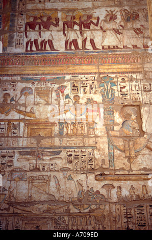 Bunte Wandschnitzereien im Madinat Habu Leichenhalle Tempel von Ramses III Stockfoto