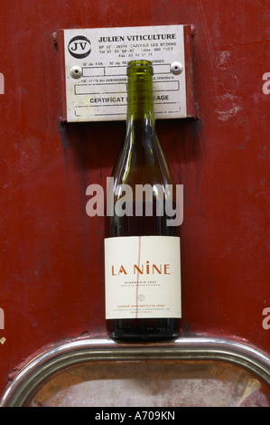 La 9. Domaine Jean Baptiste Senat. In Trausse. Minervois. Languedoc. Lackierte Stahltanks. Frankreich. Europa. Flasche. Stockfoto