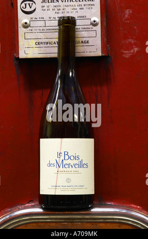 Le Bois des Merveilles. Der Wald der Wunder. Domaine Jean Baptiste Senat. In Trausse. Minervois. Languedoc. Lackierte Stahltanks. Frankreich. Europa. Flasche. Stockfoto