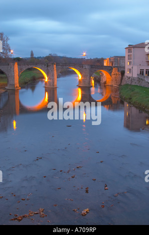 Carcassonne. Languedoc. Die alte Brücke über den Fluss Aude. In den frühen Morgenstunden beleuchtet. Einem regnerischen und nebeligen Wintertag. Frankreich. Europa. Stockfoto