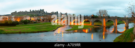 Carcassonne. Languedoc. Die alte Brücke über den Fluss Aude. In den frühen Morgenstunden beleuchtet. Einem regnerischen und nebeligen Wintertag. Frankreich. Europa. Stockfoto