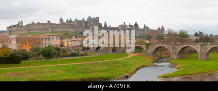 Carcassonne. Languedoc. Blick über die Altstadt. Die alte Brücke über den Fluss Aude. In den frühen Morgenstunden beleuchtet. Ein regnerischer und Stockfoto