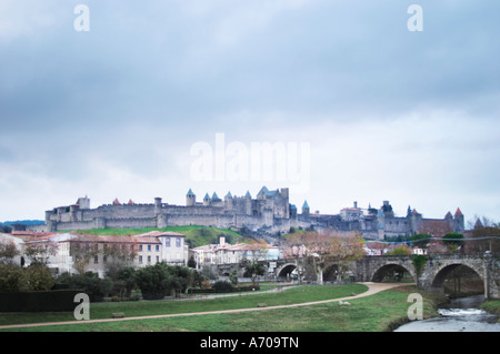 Carcassonne. Languedoc. Blick über die Altstadt. Die alte Brücke über den Fluss Aude. Einem regnerischen und nebeligen Wintertag. Frankreich. Europa. Stockfoto