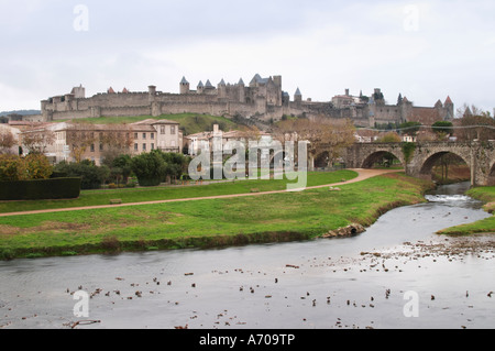 Carcassonne. Languedoc. Blick über die Altstadt. Die alte Brücke über den Fluss Aude. Einem regnerischen und nebeligen Wintertag. Frankreich. Europa. Stockfoto