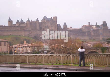 Carcassonne. Languedoc. Die moderne Brücke über den Fluss Aude. Blick über die Altstadt. Einem regnerischen und nebeligen Wintertag. Frankreich. Europa. Stockfoto