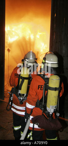 Großbrand Feuerwehr Feuersbrunst Löschangriff Großsachsen Deutschland Stockfoto