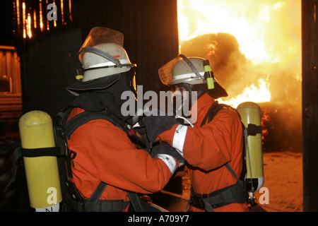 Großbrand Feuerwehr Feuersbrunst Löschangriff Großsachsen Deutschland Stockfoto