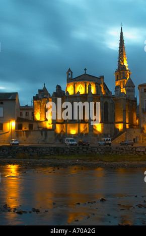 Die gotische St. Martin Church und die Brücke über den Fluss l ' Aude. Stadt von Limoux. Limoux. Languedoc. Fluss Aude. Bei Abend und Nacht beleuchtet. Frankreich. Europa. Stockfoto