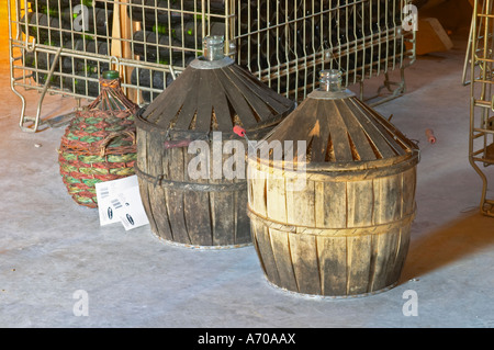 Schloss Rives-Lehrschule. Limoux. Languedoc. Korbflaschen mit Wein in Weidenkörben. Frankreich. Europa. Stockfoto