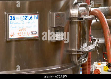 Pinot Vin de Pays. Domaine de l'Aigle. Limoux. Languedoc. Melden Sie sich am Tank. Edelstahl Gär- und Lagertanks. Frankreich. Stockfoto