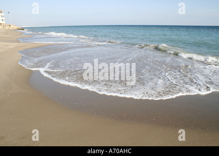 Verlassener einsamer Strand in der Vorsaison El Vendrell, Coma Ruga Costa Dorada Spanien Stockfoto