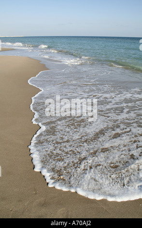 Verlassener einsamer Strand in der Vorsaison El Vendrell, Coma Ruga Costa Dorada Spanien Stockfoto